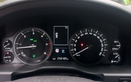 Toyota Land Cruiser 200, 2018 год, 5 850 000 рублей, 10 фотография