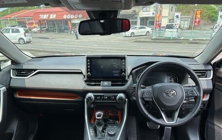 Toyota RAV4, 2022 год, 2 700 000 рублей, 9 фотография