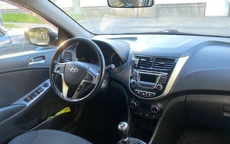 Hyundai Solaris II рестайлинг, 2015 год, 925 000 рублей, 3 фотография