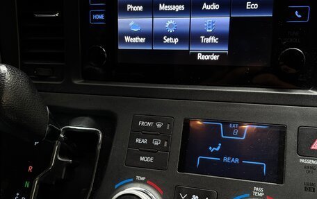 Toyota Sienna III, 2017 год, 3 000 000 рублей, 14 фотография