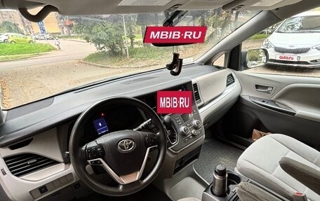 Toyota Sienna III, 2017 год, 3 000 000 рублей, 8 фотография