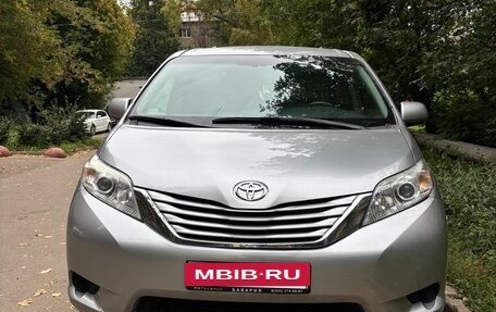 Toyota Sienna III, 2017 год, 3 000 000 рублей, 2 фотография