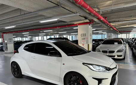 Toyota Yaris, 2022 год, 6 115 765 рублей, 2 фотография