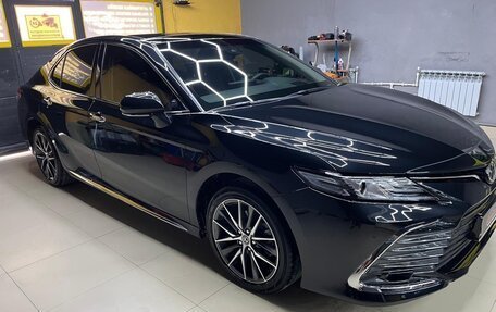 Toyota Camry, 2023 год, 3 650 000 рублей, 2 фотография