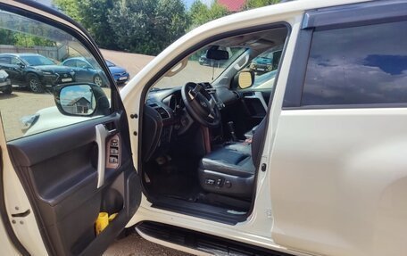 Toyota Land Cruiser Prado 150 рестайлинг 2, 2013 год, 3 000 000 рублей, 3 фотография