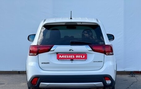 Mitsubishi Outlander III рестайлинг 3, 2016 год, 1 949 000 рублей, 12 фотография