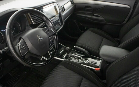 Mitsubishi Outlander III рестайлинг 3, 2018 год, 1 899 000 рублей, 9 фотография