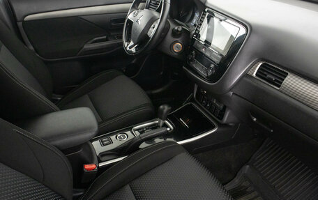 Mitsubishi Outlander III рестайлинг 3, 2018 год, 1 899 000 рублей, 12 фотография
