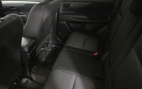 Mitsubishi Outlander III рестайлинг 3, 2018 год, 1 899 000 рублей, 10 фотография