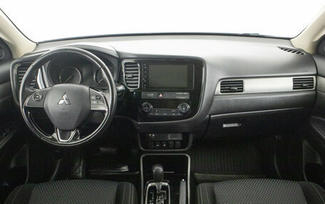 Mitsubishi Outlander III рестайлинг 3, 2018 год, 1 899 000 рублей, 14 фотография