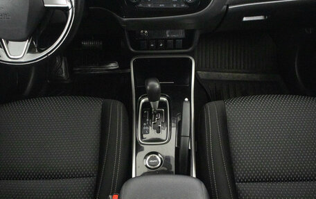 Mitsubishi Outlander III рестайлинг 3, 2018 год, 1 899 000 рублей, 20 фотография