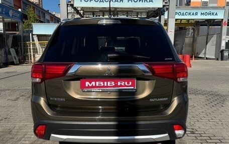 Mitsubishi Outlander III рестайлинг 3, 2016 год, 2 150 000 рублей, 6 фотография