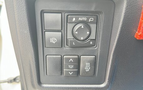 Toyota Land Cruiser Prado 150 рестайлинг 2, 2019 год, 4 350 000 рублей, 13 фотография