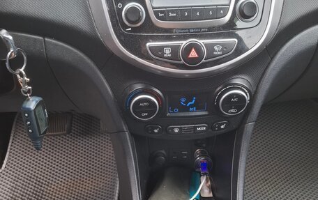 Hyundai Solaris II рестайлинг, 2015 год, 950 000 рублей, 5 фотография