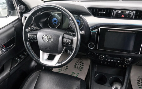 Toyota Hilux VIII, 2015 год, 2 949 000 рублей, 10 фотография