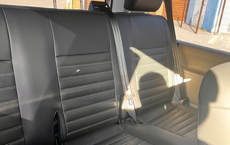 Volkswagen Caravelle T6 рестайлинг, 2019 год, 3 800 000 рублей, 7 фотография