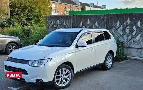 Mitsubishi Outlander III рестайлинг 3, 2013 год, 1 300 000 рублей, 5 фотография
