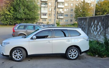 Mitsubishi Outlander III рестайлинг 3, 2013 год, 1 300 000 рублей, 16 фотография