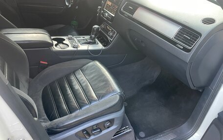 Volkswagen Touareg III, 2011 год, 2 015 000 рублей, 15 фотография