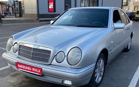 Mercedes-Benz E-Класс, 1998 год, 450 000 рублей, 1 фотография