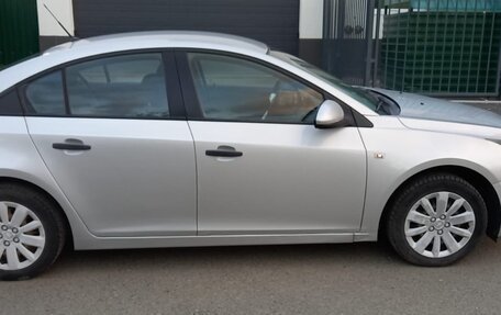 Chevrolet Cruze II, 2010 год, 745 000 рублей, 3 фотография