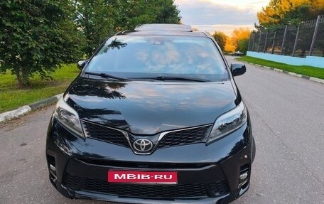 Toyota Sienna III, 2018 год, 3 750 000 рублей, 1 фотография