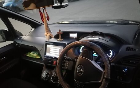 Toyota Voxy III, 2014 год, 1 950 000 рублей, 14 фотография