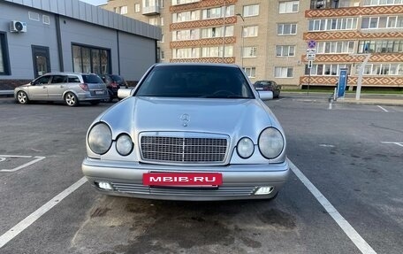 Mercedes-Benz E-Класс, 1998 год, 450 000 рублей, 2 фотография