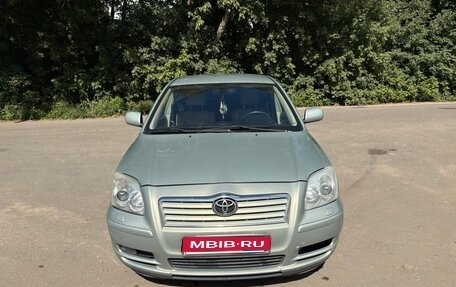 Toyota Avensis III рестайлинг, 2005 год, 690 000 рублей, 1 фотография