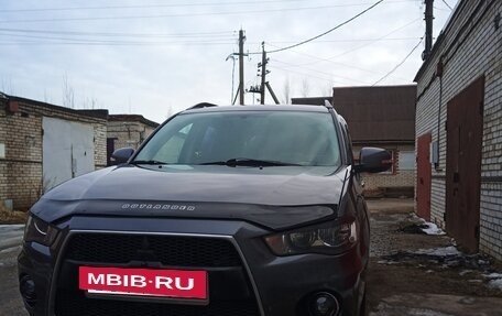 Mitsubishi Outlander III рестайлинг 3, 2011 год, 900 000 рублей, 2 фотография