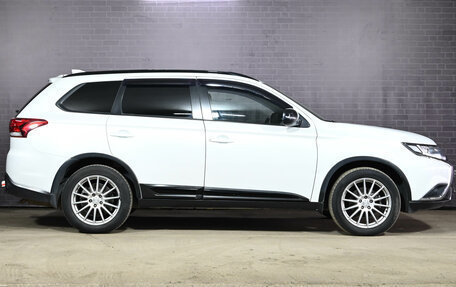 Mitsubishi Outlander III рестайлинг 3, 2020 год, 2 410 000 рублей, 5 фотография