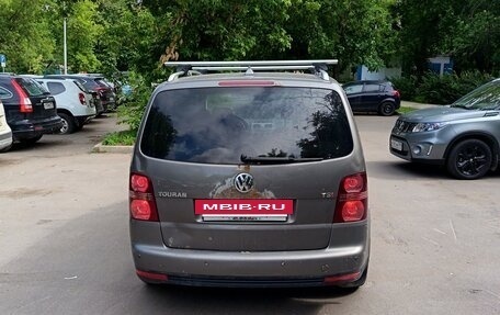 Volkswagen Touran III, 2010 год, 385 000 рублей, 3 фотография
