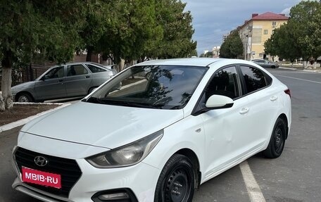 Hyundai Solaris II рестайлинг, 2018 год, 750 000 рублей, 1 фотография