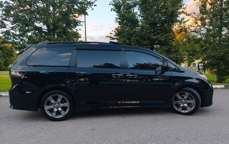 Toyota Sienna III, 2018 год, 3 750 000 рублей, 2 фотография