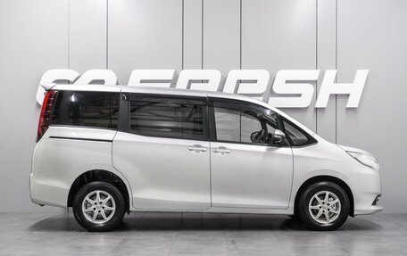 Toyota Noah III, 2015 год, 1 799 000 рублей, 5 фотография