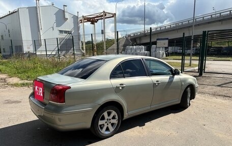 Toyota Avensis III рестайлинг, 2005 год, 690 000 рублей, 4 фотография
