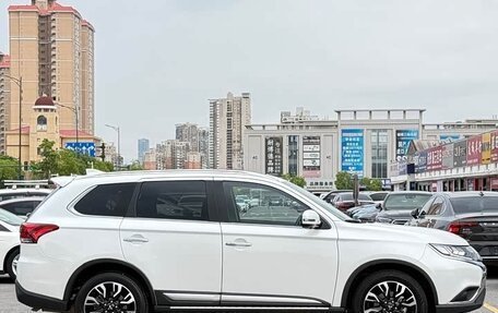 Mitsubishi Outlander III рестайлинг 3, 2022 год, 2 680 000 рублей, 5 фотография