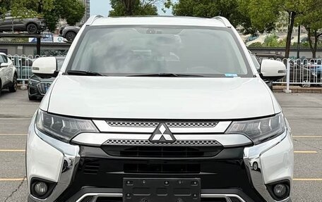 Mitsubishi Outlander III рестайлинг 3, 2022 год, 2 680 000 рублей, 3 фотография
