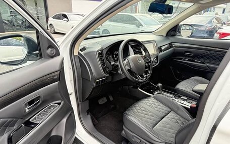Mitsubishi Outlander III рестайлинг 3, 2022 год, 2 680 000 рублей, 7 фотография