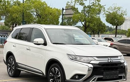 Mitsubishi Outlander III рестайлинг 3, 2022 год, 2 680 000 рублей, 2 фотография