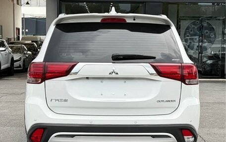 Mitsubishi Outlander III рестайлинг 3, 2022 год, 2 680 000 рублей, 6 фотография