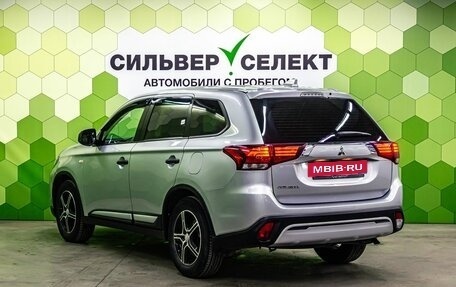 Mitsubishi Outlander III рестайлинг 3, 2021 год, 2 400 000 рублей, 6 фотография