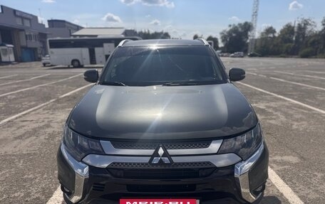 Mitsubishi Outlander III рестайлинг 3, 2016 год, 1 300 000 рублей, 2 фотография