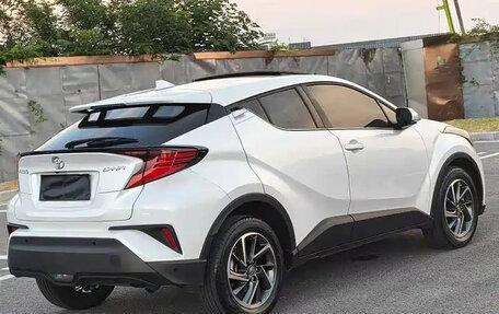 Toyota C-HR I рестайлинг, 2022 год, 2 100 000 рублей, 3 фотография