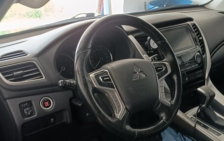 Mitsubishi Pajero Sport III рестайлинг, 2017 год, 2 900 000 рублей, 4 фотография