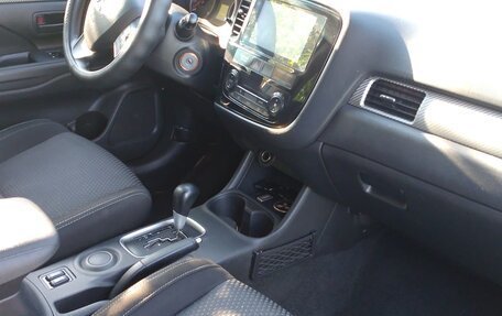 Mitsubishi Outlander III рестайлинг 3, 2016 год, 1 800 000 рублей, 2 фотография