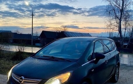 Opel Zafira C рестайлинг, 2012 год, 695 000 рублей, 3 фотография