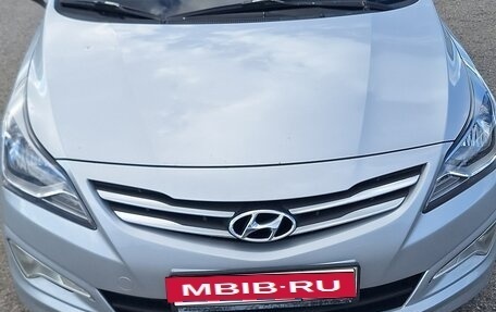 Hyundai Solaris II рестайлинг, 2015 год, 1 100 000 рублей, 1 фотография