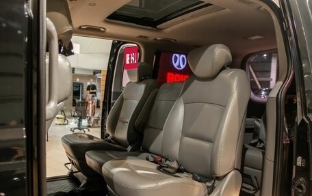 Hyundai Grand Starex Grand Starex I рестайлинг 2, 2014 год, 1 895 000 рублей, 17 фотография