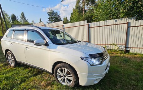 Mitsubishi Outlander III рестайлинг 3, 2014 год, 1 400 000 рублей, 4 фотография
